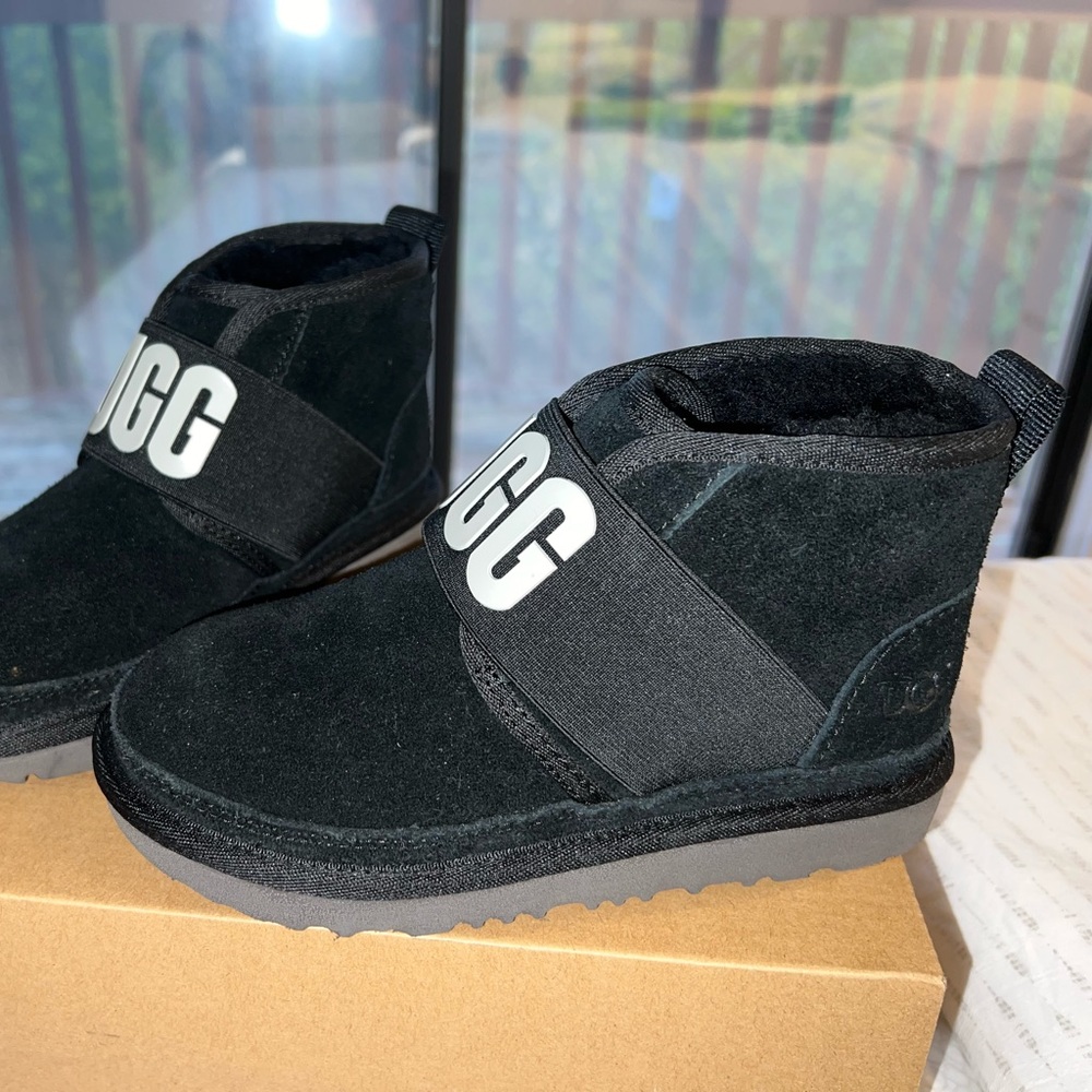 Kids winter Ugg boots, new, black color.